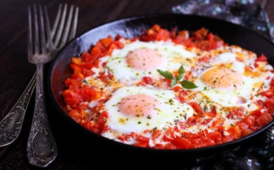 Яичница по-испански: томатный соус и ароматная паприка — угощение с идеальной текстурой