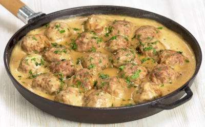 Секрет нежных шведских фрикаделек: фарш с овсянкой и густая подливка — вкус классики