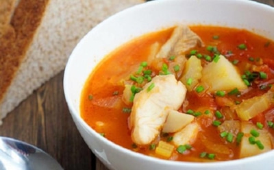 Средиземноморский вкус в тарелке: легкий рыбный суп на курином бульоне — свежесть трав и аромат специй