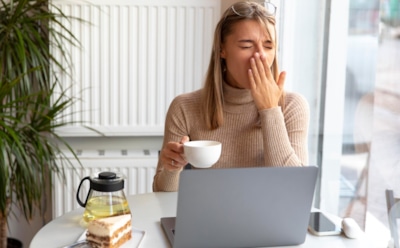 В кому после обеда: почему клонит в сон после приема пищи — влияние гормонов и углеводов на организм