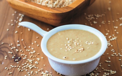 Японская классика со сливочным вкусом: кунжутный соус для роллов и не только — легкий рецепт