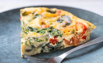 Завтрак с замашкой на Италию: аппетитный омлет с насыщенным вкусом — рецепт с грибами и сыром