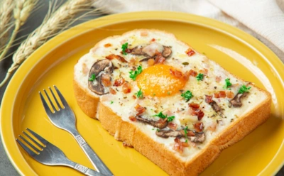 Американский завтрак с хрустящей основой: яичница на батоне — простой и быстрый рецепт