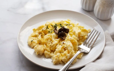 Английский скрэмбл: нежная яичница-болтунья — секреты кремовой текстуры и вкусной подачи