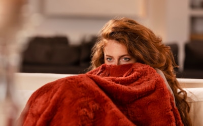 Озноб без температуры: причины неожиданного холода — когда это тревожный симптом