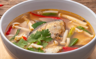 Тайский вкус без хлопот: том ям с рыбными консервами — насыщенный бульон и пряные акценты