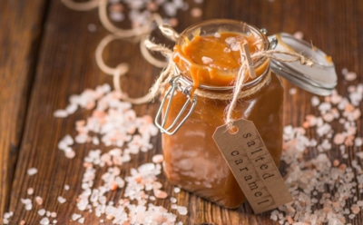 Соленая карамель по-французски: нежный соус для десертов — простой рецепт дома