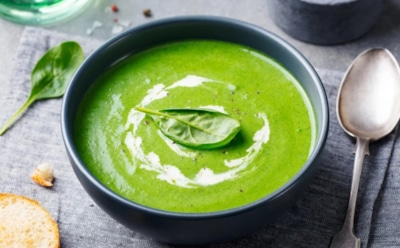 Весенний крем-суп из шпината: витамины, вкус и минимум калорий — легкий рецепт