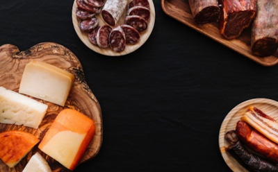 Продукты, вызывающие мигрень: от выдержанных сыров до кофе — как питание влияет на головную боль