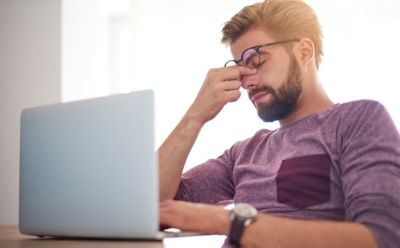 Компьютерный синдром: как экраны влияют на зрение и самочувствие — советы офтальмолога