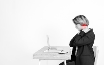 Компьютерная шея: почему болит и как избежать дискомфорта — советы невролога