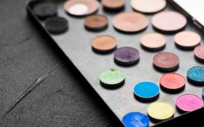 Как собрать идеальную палетку теней и сэкономить место в косметичке — лайфхак для поклонниц макияжа