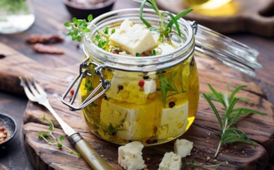Мамма миа, как это вкусно: удивите гостей итальянским маринованным сыром с травами