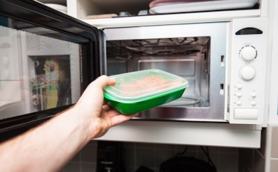 Ядовитый обед: эксперт рассказал, какие  контейнеры нельзя ставить в микроволновку