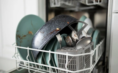 12 вещей, которые нельзя мыть в посудомоечной машине — риски и последствия