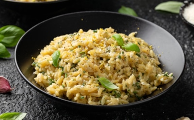 Идеальный ужин за 10 минут: паста орзо с помидорами и базиликом, которая покорит каждого