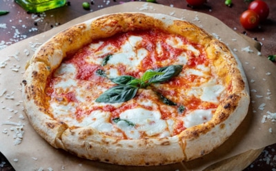 Настоящая неаполитанская пицца: секреты теста и соуса всемирного кулинарного наследия