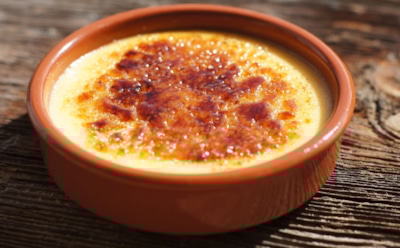 Классический крем с историей в 700 лет: этот нежный десерт с карамельной корочкой влюбляет в себя с первой ложки