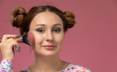 Минус 5 лет без уколов: как добиться эффекта юного лица с помощью макияжа