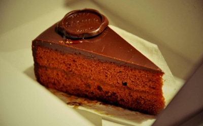 Этот восхитительный шоколадный торт, придуманный 16-летним кондитером, стал легендарным — стоит его попробовать