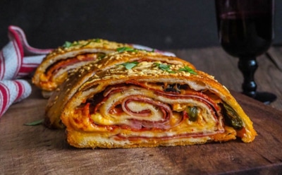 Пицца-рулет, которая прячет все секреты внутри: сочный хит стромболи — ну просто пальчики оближешь