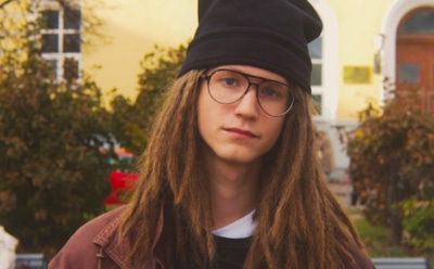 На 6 лет старше: сын Децла показал возлюбленную