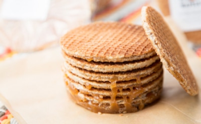 Умопомрачительные стропвафли с карамелью: секреты популярного десерта из Гауды — приготовьте, и мир у ваших ног