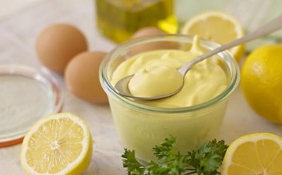 Забудьте про магазинный майонез:  домашний соус без горчицы за пару минут — взбил и готово