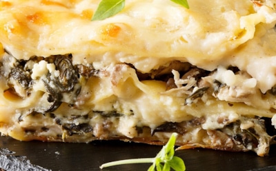 Вы еще не пробовали лазанью с чесночным соусом —  самое время удивить домашних: грибное объедение за 60 минут