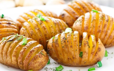 Берете картошку, муку и молоко — идеальный ужин за копейки готов: хассельбек с соусом, который хочется есть ложкой