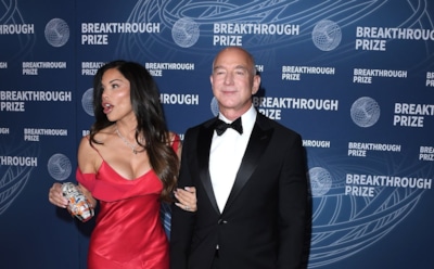 Матрешка в космосе: невеста Безоса взорвала красную дорожку клатчем в честь Терешковой