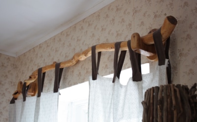 Зачем карниз, если есть весло: 9 безумных решений для окон, от которых дизайнеры в шоке — сделайте интерьер мечты из хлама