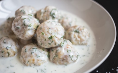 Фрикадельки из минтая в сливках: это блюдо с сырной ноткой нежное как облако — легко приготовить, вкусно съесть