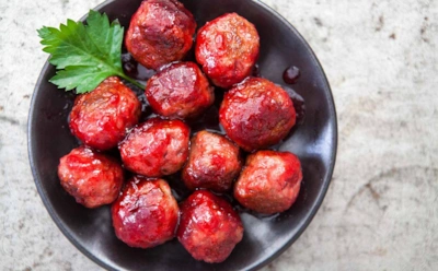 Сначала кисло, потом — восторг: фрикадельки в клюквенном соусе разлетаются быстрее шашлыка — не бойтесь этого дуэта
