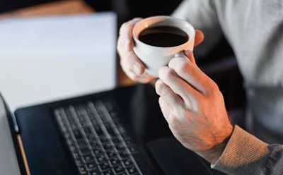 Пейте кофе каждый день, если сидите в офисе: он помогает остановить скрытое воспаление — и это не панацея