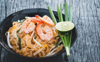 Яичная лапша с креветками: сногсшибательный суперхит из Азии — хватайте вок, бегом на кухню