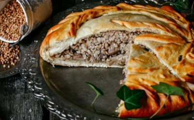 Нашли старый бабушкин рецепт: теперь этот пирог гости требуют при каждой встрече — делимся секретом