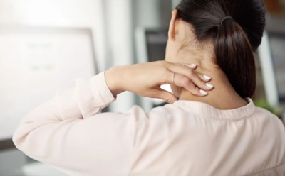 Не шутите с болью в шее: Мясников назвал тревожные сигналы, которые нельзя игнорировать — обратите внимание