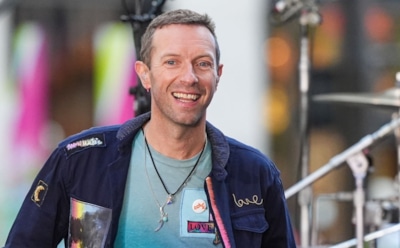 Лидер Coldplay побратался с российским фанатом и спел о поездке в Россию