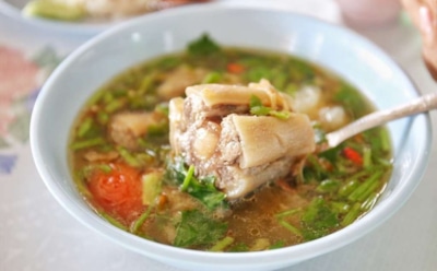 Бульон из хвоста — сытнее борща: забытый рецепт возвращается на кухни гурманов — вы должны это попробовать