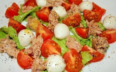 Знакомые поделились сногсшибательным рецептом: этот пп-салат с тунцом хочется есть каждый день — гости обзавидуются