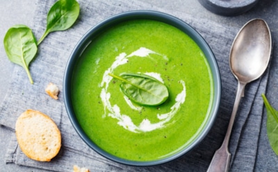 Весна — самое время для этого супа из шпината: он порадует не только цветом, но и вкусом — не тяните, пробуйте