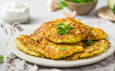 Забудьте про мясо: эти кабачковые оладьи с моцареллой стали любимым ужином всей семьи — делимся улетным рецептом