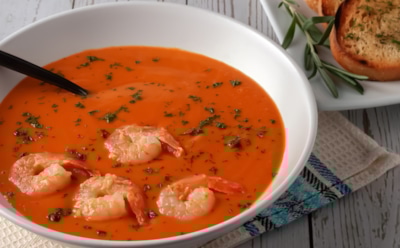 Борщ уже надоел — пришлось заменить: этот суп с креветками и чечевицей готовится за 30 минут — раскрасьте обед томатными красками