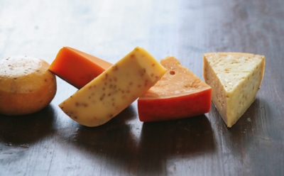 Их запрещают возить в метро, а гурманы сходят по ним с ума: сыры с красной плесенью — откройте для себя новый деликатес