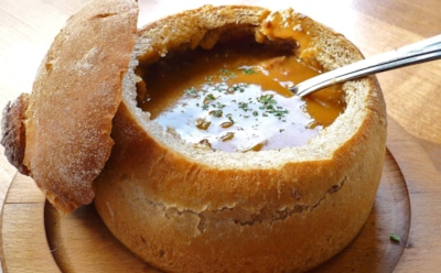 После этого супа не только пальчики оближешь, но и тарелку съешь — превратите обед в гастрономическое приключение