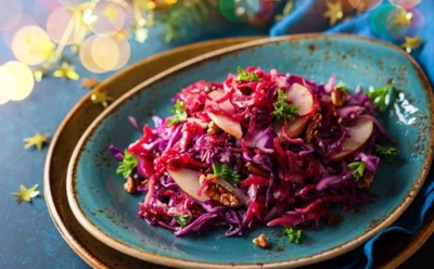 Звучит странно — на вкус шедевр: этот салат с яблоком и свеклой стал хитом весенних столов — угоститесь в скандинавском стиле