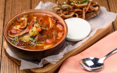 Рецепт с немецким характером: этот баварский суп с чечевицей превращает обед в гастрономический праздник — присоединяйтесь к торжеству