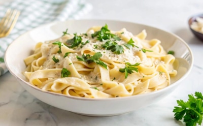Итальянцы бы отругали за такую пасту: эта карбонара разлетается с тарелок за минуты — добавьте всего один ингредиент