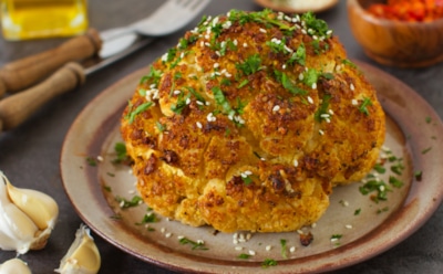 Даже резать не стали — запекли целиком: такая цветная капуста на вашем столе еще не появлялась — гостей будет не оторвать